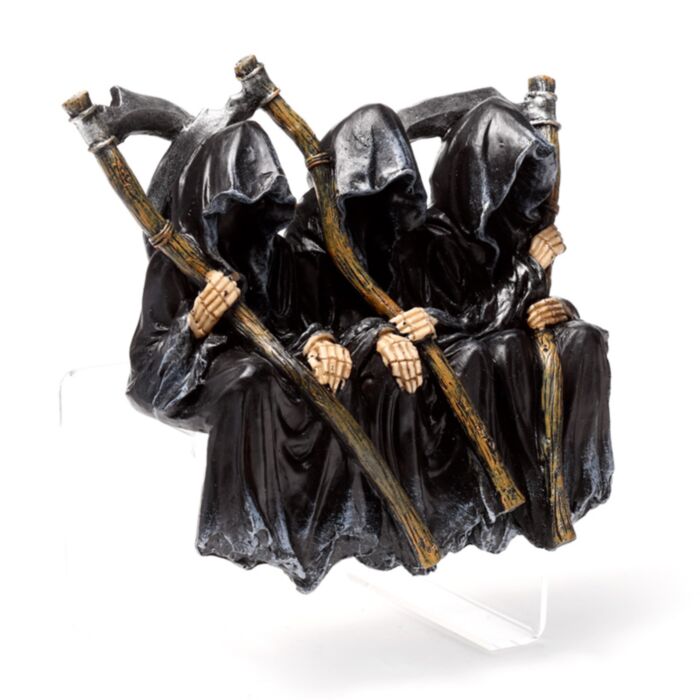 The Reaper of Death Sittande på Bänk